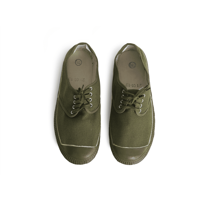 LIBRATION - Chinese rubber-soled canvas shoes.